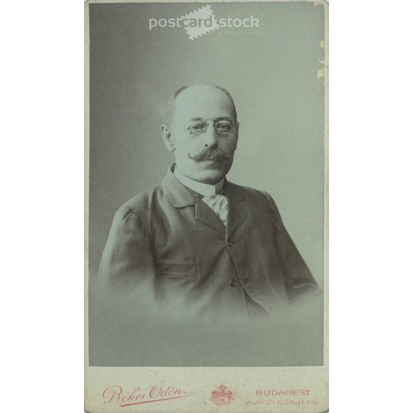 1900-as évek eleje – Középkorú férfi, műtermi portréfotója. Békei Ödön fényképészeti műterme készítette, Budapesten. Kabinetfotó / keményhátú fotó / vizitkártya, CDV fotó. (2792183)