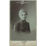 1907 - Középkorú nő, műtermi portréfotója. Békei Ödön fényképészeti műterme készítette, Budapesten. Személyazonosságot igazoló jegy. Magyar Államvasutak által kiadva. Kabinetfotó / keményhátú fotó / vizitkártya, CDV fotó. (2792184)