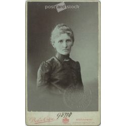   1907 - Középkorú nő, műtermi portréfotója. Békei Ödön fényképészeti műterme készítette, Budapesten. Személyazonosságot igazoló jegy. Magyar Államvasutak által kiadva. Kabinetfotó / keményhátú fotó / vizitkártya, CDV fotó. (2792184)