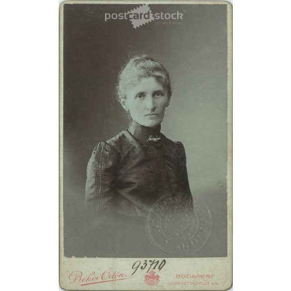1907 – Középkorú nő, műtermi portréfotója. Békei Ödön fényképészeti műterme készítette, Budapesten. Személyazonosságot igazoló jegy. Magyar Államvasutak által kiadva. Kabinetfotó / keményhátú fotó / vizitkártya, CDV fotó. (2792184)