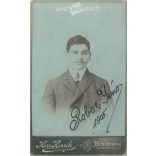 1905 - Robor Jenő, műtermi portréfotója. Herz Henrik fényképészeti műterme készítette, Budapesten. Kabinetfotó / keményhátú fotó / vizitkártya, CDV fotó. (2792185)