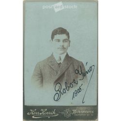   1905 - Robor Jenő, műtermi portréfotója. Herz Henrik fényképészeti műterme készítette, Budapesten. Kabinetfotó / keményhátú fotó / vizitkártya, CDV fotó. (2792185)