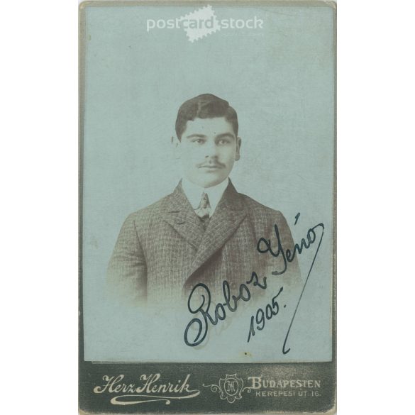 1905 – Robor Jenő, műtermi portréfotója. Herz Henrik fényképészeti műterme készítette, Budapesten. Kabinetfotó / keményhátú fotó / vizitkártya, CDV fotó. (2792185)