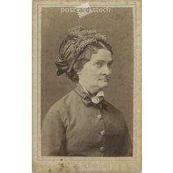   1900-as évek eleje - Középkorú nő, műtermi portréfotója. Klösz György fényképészeti műterme készítette, Budapesten. Kabinetfotó / keményhátú fotó / vizitkártya, CDV fotó. (2792186)