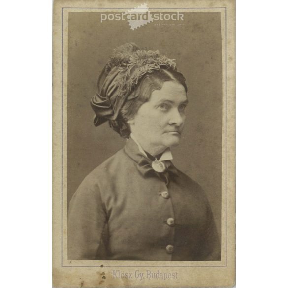 1900-as évek eleje – Középkorú nő, műtermi portréfotója. Klösz György fényképészeti műterme készítette, Budapesten. Kabinetfotó / keményhátú fotó / vizitkártya, CDV fotó. (2792186)
