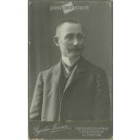 1900-as évek eleje - Középkorú férfi, műtermi portréfotója. Gyulai Ferencz fényképészeti műterme készítette, Sepsiszentgyörgy. Kabinetfotó / keményhátú fotó / vizitkártya, CDV fotó. (2792187)