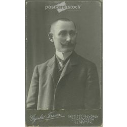   1900-as évek eleje - Középkorú férfi, műtermi portréfotója. Gyulai Ferencz fényképészeti műterme készítette, Sepsiszentgyörgy. Kabinetfotó / keményhátú fotó / vizitkártya, CDV fotó. (2792187)