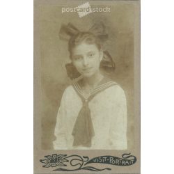   1900-as évek eleje - Fiatal lány, műtermi portréfotója. Hinkó fényképészeti műterme készítette, Budapest, Kispesten. Kabinetfotó / keményhátú fotó / vizitkártya, CDV fotó. (2792188)
