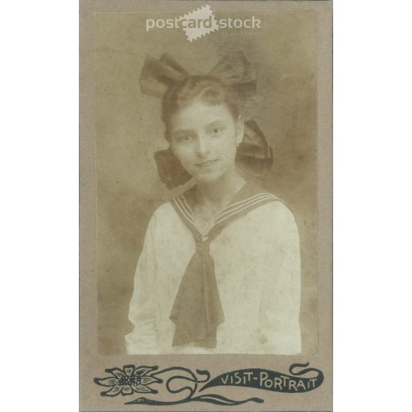 1900-as évek eleje – Fiatal lány, műtermi portréfotója. Hinkó fényképészeti műterme készítette, Budapest, Kispesten. Kabinetfotó / keményhátú fotó / vizitkártya, CDV fotó. (2792188)