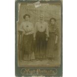 1900-as évek eleje - Fiatal hölgyek, egészalakos, műtermi fotója. Adria városligeti fényképészeti műterme készítette, Budapesten. Kabinetfotó / keményhátú fotó / vizitkártya, CDV fotó. (2792189)