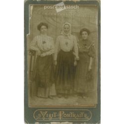   1900-as évek eleje - Fiatal hölgyek, egészalakos, műtermi fotója. Adria városligeti fényképészeti műterme készítette, Budapesten. Kabinetfotó / keményhátú fotó / vizitkártya, CDV fotó. (2792189)