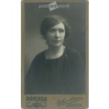 1922 - Középkorú nő, műtermi portréfotója. Uher Ödön fényképészeti műterme készítette, Budapesten. Kabinetfotó / keményhátú fotó / vizitkártya, CDV fotó. (2792190)
