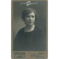   1922 - Középkorú nő, műtermi portréfotója. Uher Ödön fényképészeti műterme készítette, Budapesten. Kabinetfotó / keményhátú fotó / vizitkártya, CDV fotó. (2792190)