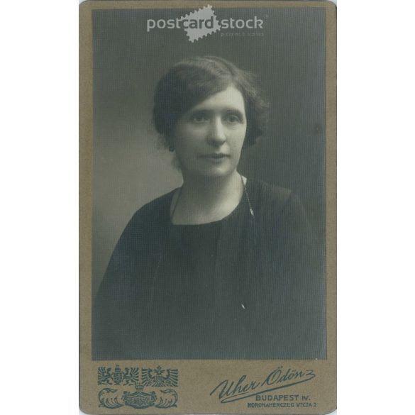 1922 – Középkorú nő, műtermi portréfotója. Uher Ödön fényképészeti műterme készítette, Budapesten. Kabinetfotó / keményhátú fotó / vizitkártya, CDV fotó. (2792190)