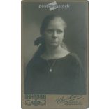1922 - Fiatal nő, műtermi portréfotója. Uher Ödön fényképészeti műterme készítette, Budapesten. Kabinetfotó / keményhátú fotó / vizitkártya, CDV fotó. (2792191)