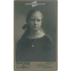   1922 - Fiatal nő, műtermi portréfotója. Uher Ödön fényképészeti műterme készítette, Budapesten. Kabinetfotó / keményhátú fotó / vizitkártya, CDV fotó. (2792191)