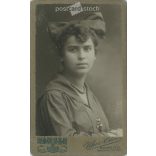 1920-as évek - Fiatal nő, műtermi portréfotója. Uher Ödön fényképészeti műterme készítette, Budapesten. Kabinetfotó / keményhátú fotó / vizitkártya, CDV fotó. (2792192)