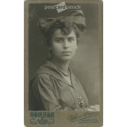   1920-as évek - Fiatal nő, műtermi portréfotója. Uher Ödön fényképészeti műterme készítette, Budapesten. Kabinetfotó / keményhátú fotó / vizitkártya, CDV fotó. (2792192)