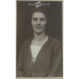 1920-as évek - Fiatal nő, műtermi portréfotója. Készítője ismeretlen. Kabinetfotó / keményhátú fotó / vizitkártya, CDV fotó. (2792193)