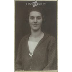   1920-as évek - Fiatal nő, műtermi portréfotója. Készítője ismeretlen. Kabinetfotó / keményhátú fotó / vizitkártya, CDV fotó. (2792193)