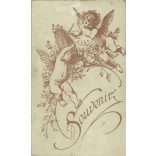 1920-as évek - Fiatal nő, műtermi portréfotója. Készítője ismeretlen. Kabinetfotó / keményhátú fotó / vizitkártya, CDV fotó. (2792193)