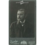 1900-as évek eleje - Fiatal férfi, műtermi portréfotója. Dunky fivérek fényképészeti műterme készítette, Kolozsvár. Kabinetfotó / keményhátú fotó / vizitkártya, CDV fotó. (2792194)