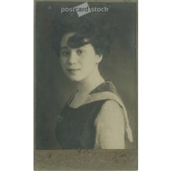   1920-as évek - Fiatal nő, műtermi portréfotója. Készítője ismeretlen. Kabinetfotó / keményhátú fotó / vizitkártya, CDV fotó. (2792195)