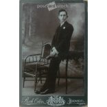 1900-as évek eleje - Fiatal férfi, műtermi egészalakos fotója. Beck Ödön fényképészeti műterme készítette, Budapesten. Keréna néni fia, aki Amerikában van. Kabinetfotó / keményhátú fotó / vizitkártya, CDV fotó. (2792196)