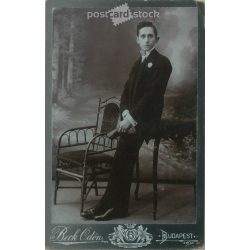   1900-as évek eleje - Fiatal férfi, műtermi egészalakos fotója. Beck Ödön fényképészeti műterme készítette, Budapesten. Keréna néni fia, aki Amerikában van. Kabinetfotó / keményhátú fotó / vizitkártya, CDV fotó. (2792196)