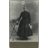 1900-as évek eleje - Fiatal nő, műtermi egészalakos fotója. Klomann N. fényképészeti műterme készítette, Esztergomban. Kabinetfotó / keményhátú fotó / vizitkártya, CDV fotó. (2792197)