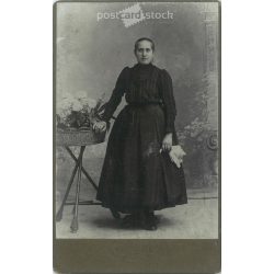   1900-as évek eleje - Fiatal nő, műtermi egészalakos fotója. Klomann N. fényképészeti műterme készítette, Esztergomban. Kabinetfotó / keményhátú fotó / vizitkártya, CDV fotó. (2792197)