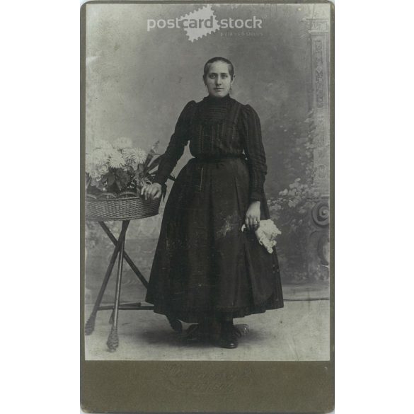 1900-as évek eleje - Fiatal nő, műtermi egészalakos fotója. Klomann N. fényképészeti műterme készítette, Esztergomban. Kabinetfotó / keményhátú fotó / vizitkártya, CDV fotó. (2792197)