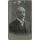 1910 - Középkorú, elegáns úr, Grohmann Artúr, műtermi portréfotója. Leon H. fényképészeti műterme készítette, Budapesten. Kabinetfotó / keményhátú fotó / vizitkártya, CDV fotó. (2792198)
