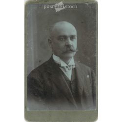   1910 - Középkorú, elegáns úr, Grohmann Artúr, műtermi portréfotója. Leon H. fényképészeti műterme készítette, Budapesten. Kabinetfotó / keményhátú fotó / vizitkártya, CDV fotó. (2792198)