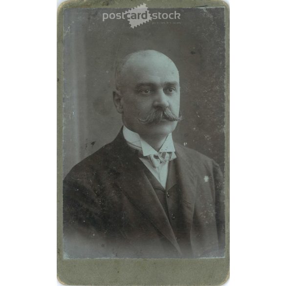 1910 – Középkorú, elegáns úr, Grohmann Artúr, műtermi portréfotója. Leon H. fényképészeti műterme készítette, Budapesten. Kabinetfotó / keményhátú fotó / vizitkártya, CDV fotó. (2792198)