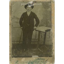   1900-as évek eleje - Fiatal férfi, Vígh nagyapa, műtermi egészalakos fotója. Készítője ismeretlen. Kabinetfotó / keményhátú fotó / vizitkártya, CDV fotó. (2792199)