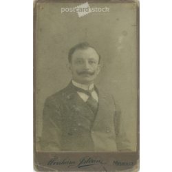   1900-as évek eleje - Középkorú, férfi, műtermi portréfotója. Ábrahám István fényképészeti műterme készítette, Miskolcon. Kabinetfotó / keményhátú fotó / vizitkártya, CDV fotó. (2792200)
