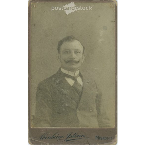 1900-as évek eleje – Középkorú, férfi, műtermi portréfotója. Ábrahám István fényképészeti műterme készítette, Miskolcon. Kabinetfotó / keményhátú fotó / vizitkártya, CDV fotó. (2792200)