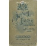 1900-as évek eleje - Középkorú, férfi, műtermi portréfotója. Ábrahám István fényképészeti műterme készítette, Miskolcon. Kabinetfotó / keményhátú fotó / vizitkártya, CDV fotó. (2792200)