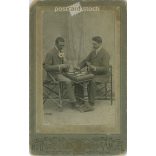 1900-as évek eleje - Kártyázó férfiak, egészalakos, műtermi fotója. Helfgott városligeti, fényképészeti műterme készítette, Budapesten. Kabinetfotó / keményhátú fotó / vizitkártya, CDV fotó. (2792201)