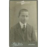 1900-as évek eleje - Fiatal fiú, műtermi portréfotója. Róna Jenő, fényképészeti műterme készítette, Szászváros. Kabinetfotó / keményhátú fotó / vizitkártya, CDV fotó. (2792202)