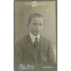   1900-as évek eleje – Fiatal fiú, műtermi portréfotója. Róna Jenő, fényképészeti műterme készítette, Szászváros. Kabinetfotó / keményhátú fotó / vizitkártya, CDV fotó. (2792202)