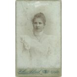 1898 - Elegáns, fiatal nő, műtermi fotója. Hollós és Szlovák, fényképészeti műterme készítette, Győrött. Kabinetfotó / keményhátú fotó / vizitkártya, CDV fotó. (2792203)