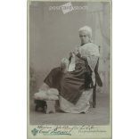 1900-as évek eleje - Középkorú, elegáns, kötögető hölgy, egészalakos műtermi fotója. Carl Pietzner, fényképészeti műterme készítette, Bécs. Kabinetfotó / keményhátú fotó / vizitkártya, CDV fotó. (2792204)