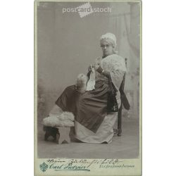   1900-as évek eleje – Középkorú, elegáns, kötögető hölgy, egészalakos műtermi fotója. Carl Pietzner, fényképészeti műterme készítette, Bécs. Kabinetfotó / keményhátú fotó / vizitkártya, CDV fotó. (2792204)