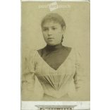 1900-as évek eleje - Elegáns, fiatal nő, műtermi fotója. Knebel Jenő, fényképészeti műterme készítette, Szombathelyen. Vágott fotó. Kabinetfotó / keményhátú fotó / vizitkártya, CDV fotó. (2792205)