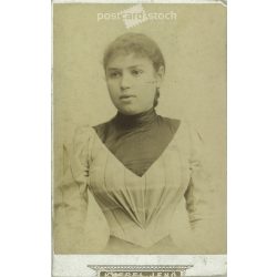   1900-as évek eleje - Elegáns, fiatal nő, műtermi fotója. Knebel Jenő, fényképészeti műterme készítette, Szombathelyen. Vágott fotó. Kabinetfotó / keményhátú fotó / vizitkártya, CDV fotó. (2792205)