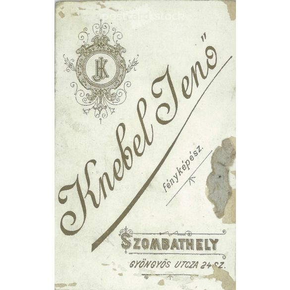 1900-as évek eleje - Elegáns, fiatal nő, műtermi fotója. Knebel Jenő, fényképészeti műterme készítette, Szombathelyen. Vágott fotó. Kabinetfotó / keményhátú fotó / vizitkártya, CDV fotó. (2792205)