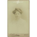 1800-as évek vége - Pászthory Mariska, műtermi fotója. L. R. Goodman fényképészeti műterme készítette. Kabinetfotó / keményhátú fotó / vizitkártya, CDV fotó. (2792207)