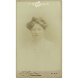   1800-as évek vége - Pászthory Mariska, műtermi fotója. L. R. Goodman fényképészeti műterme készítette. Kabinetfotó / keményhátú fotó / vizitkártya, CDV fotó. (2792207)
